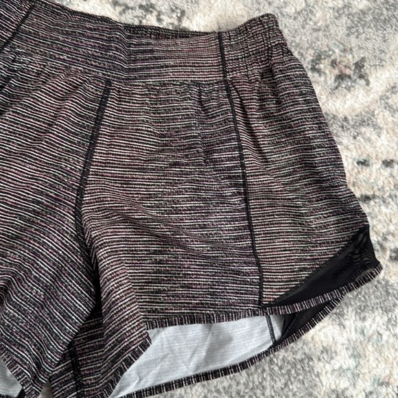 Lululemon Hotty Hot Short II *Long 4" - Picture 3 of 10